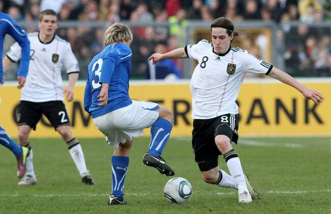 Fussball Länderspiel , U21, Deutschland (weiß) vs Italien (blau), Kassel --- Sebastian Rudy (re. Deutschland) gegen Alessandro Crescenzi (Italien)