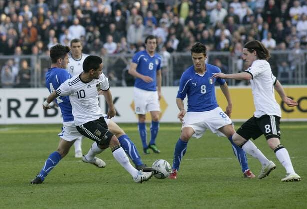 Zweikampf - Ilkay Gündogan (2L,DFB U21), Sebastian Rudy (R) - Testspiel Deutschland U21 vs. Italien U21 im Auestadion in Kassel
