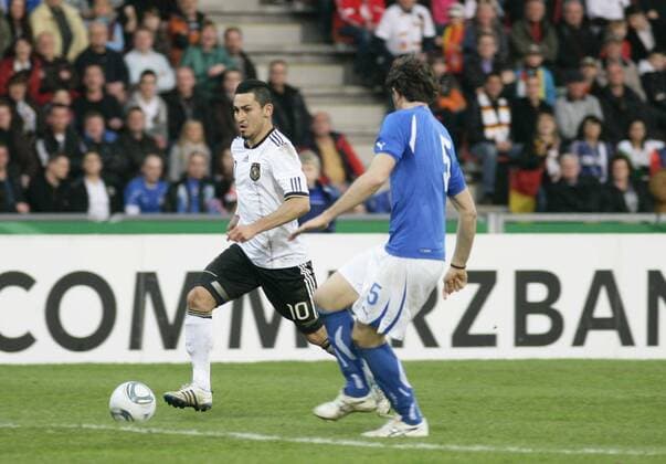Ilkay Gündogan (li.,DFB U21) - Testspiel Deutschland U21 vs. Italien U21 im Auestadion in Kassel