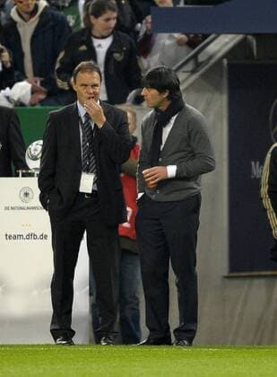 29.03.2011, Fussball Länderspiel: Deutschland (weiß) - Australien in Mönchengladbach: v.l. Trainer Holger Osieck (Australien) und Bundestrainer Joachim Löw (Deutschland) nterhalten sich. o0 Trainer Nationaltrainer