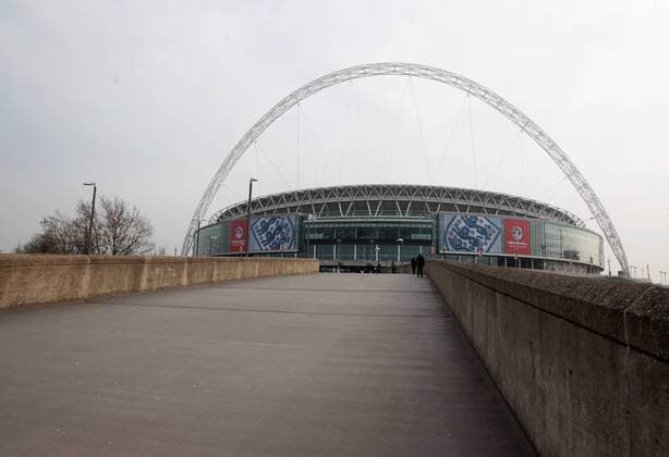 The walk up to the New Wembley Stadium in London EDITORIAL USE ONLY. No use with unauthorised audio, video, data, fixture lists, club league logos or live services. Online in-match use limited to 120 images, no video emulation. No use in betting, games or single club league player publications. o0 Umgebung Stadionumgebung Zugang Weg Fußweg Brücke Leere