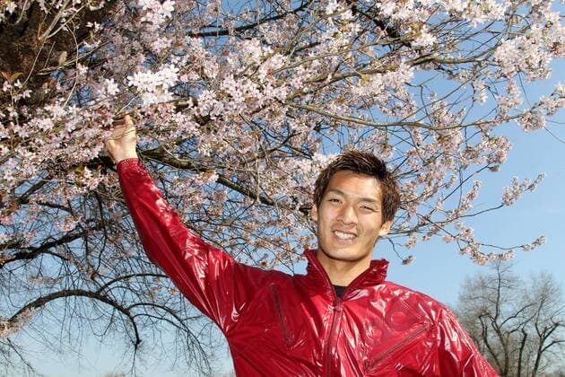 Fußball 1. Bundesliga Saison 2010 2011 Datum: 22.03.2011 Tomoaki Makino (1. FC Köln JPN) erfreut sich an der deutschen Kirschblüte
