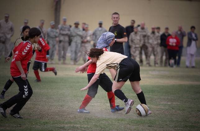Players of both team fight for the ball during a friendly match between Afghan women s national soccer team and NATO-led International Security Aid Force women s soccer team in Kabul, capital of Afghanistan, on April 1, 2011. The match ended with a 0-0 tie.  o0 Aktion