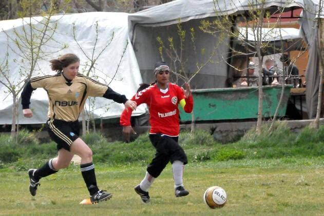 Players of both team fight for the ball during a friendly match between Afghan women s national soccer team and NATO-led International Security Aid Force women s soccer team in Kabul, capital of Afghanistan, on April 1, 2011. The match ended with a 0-0 tie. (Xinhua Zhang Jianhua) AFGHANISTAN-KABUL-FOOTBALL-FRIENDLY MATCH  o0 Aktion