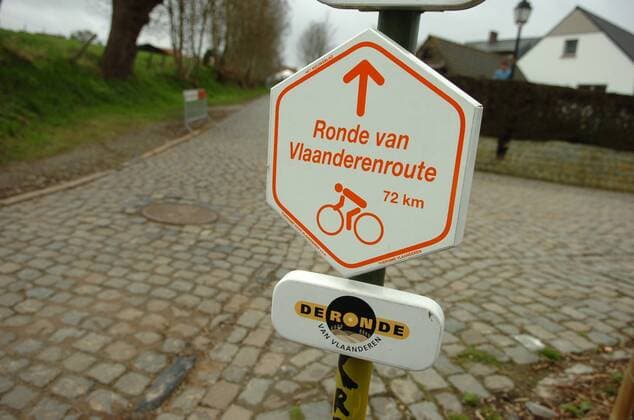 Tour des Flandres 2011 Oude Kwaremont , Teilstück mit Kopfsteinpflaster Wegweiser mit der Ronde van Vlaanderenroute  o0 Objekt Schild Vlaanderen Detail