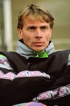 2. BL Nord Saison 1991 1992 Hannover 96 gegen VfB Oldenburg 2:2 am 02.11.1991. Trainer Wolfgang Sidka (Oldenburg).