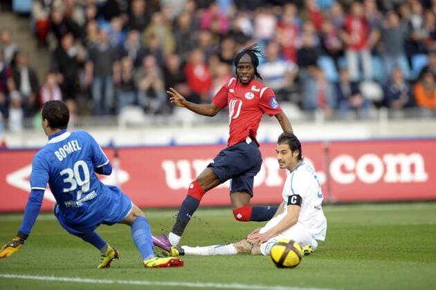 Lille OSC (rot) vs. SM Caen (weiß) --- Gervinho (Mitte), Nicolas Seube und Torwart Thomas Bosmel (Caen)  JBAutissier