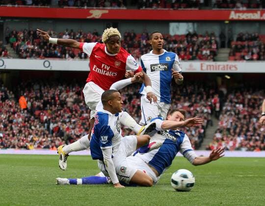 Arsenals Alexandre Song sees his shot blocked by Blackburns Phil Jones (L) and Martin Olsson (R) --- Arsenal FC (red) vs. Blackburn Rovers (blue) EDITORIAL USE ONLY. No use with unauthorised audio, video, data, fixture lists, club league logos or live services. Online in-match use limited to 120 images, no video emulation. No use in betting, games or single club league player publications. o0 Kampf Abwehr