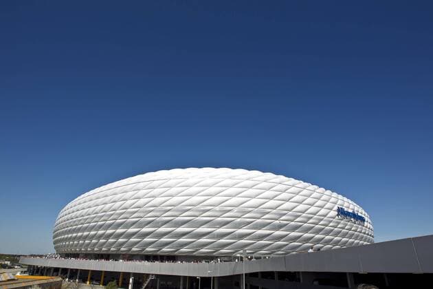 Stadion Aussenansicht Allianz Arena unter blauem Himmel FC Bayern München (rot) vs. Borussia Mönchengladbach o0 AllianzArena