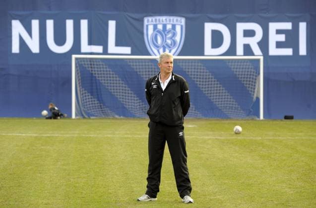 Trainer Dietmar Demuth (SVB), SV Babelsberg 03 Fußball, 3.Liga, Saison 2010 2011, Potsdam, 02.04.2011, o0 Schriftzug Null Drei Logo, Emblem, Vereinslogo, Vereinsemblem