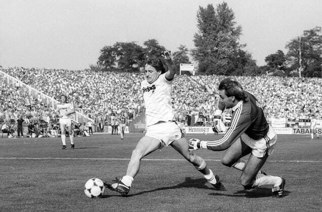 Frank Mill (Gladbach, li.) gegen Torwart Uwe Zimmermann (Mannheim) - (Serie 1 2) o0 1. BL, Saison 1985 1986, Vsw, Aktion, Ludwigshafen, Aufmacher