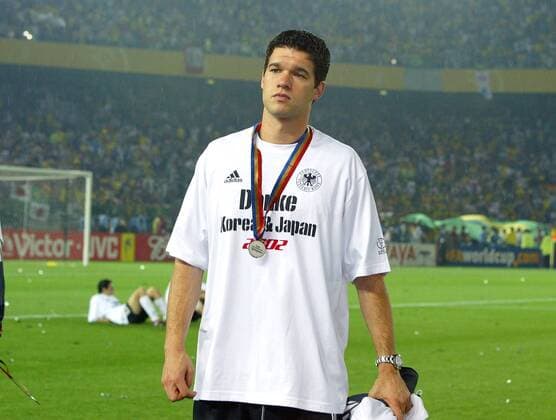 FUSSBALL Weltmeisterschaft Japan Suedkorea 2002 Finale 30.06.2002 Deutschland - Brasilien 0-2 Enttauschung Deutschland Michael Ballack (Deutschland) mit T-Shirt Danke Korea Japan und der Medaille fuer den zweiten Platz  o0 DFB Silber, Silbermedaille, Medaille Enttäuschung Objekt