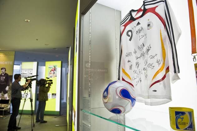 Exponat: Trikot der WM 2007 von Birgit Prinz mit Unterschriften und Spielball adidas Teamgeist --- Eröffnung der Ausstellung FRAUEN SCHREIBEN FUSSBALGESCHICHTE im Bundeskanzleramt Berlin o0 Objekte Nationaltrikot Ball Ausrüster Wirtschaft