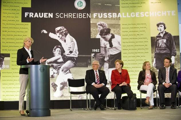 v.li.: Trainerin Silvia Neid, DFB Präsident Theo ZWANZIGER, Bundeskanzlerin Angela MERKEL, Familienministerin Kristina SCHRÖDER (beide CDU), Innenminister Hans-Peter FRIEDRICH (CSU) --- Eröffnung der Ausstellung FRAUEN SCHREIBEN FUSSBALGESCHICHTE im Bundeskanzleramt Berlin o0 Funktionär Schriftzug Totale Nationaltrainer