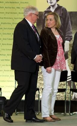 DFB-Präsident Dr. Theo ZWANZIGER im Gespraech mit Bundesfamilienministerin Kristina SCHRÖDER (CDU) --- Eröffnung der Ausstellung FRAUEN SCHREIBEN FUSSBALLGESCHICHTE im Bundeskanzleramt Berlin o0 Funktionär