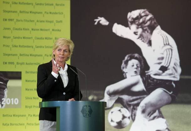 Cheftrainerin Silvia NEID während ihrer Rede am Podium vor einem Foto von Heidi Mohr --- Eröffnung der Ausstellung FRAUEN SCHREIBEN FUSSBALLGESCHICHTE im Bundeskanzleramt Berlin o0 Einzelbild Trainer, Nationaltrainer Bundestrainer