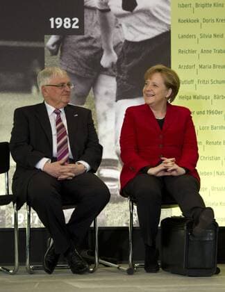 DFB-Präsident Dr. Theo ZWANZIGER und Bundeskanzlerin Angela MERKEL (CDU) --- Eröffnung der Ausstellung FRAUEN SCHREIBEN FUSSBALLGESCHICHTE im Bundeskanzleramt Berlin o0 Funktionär