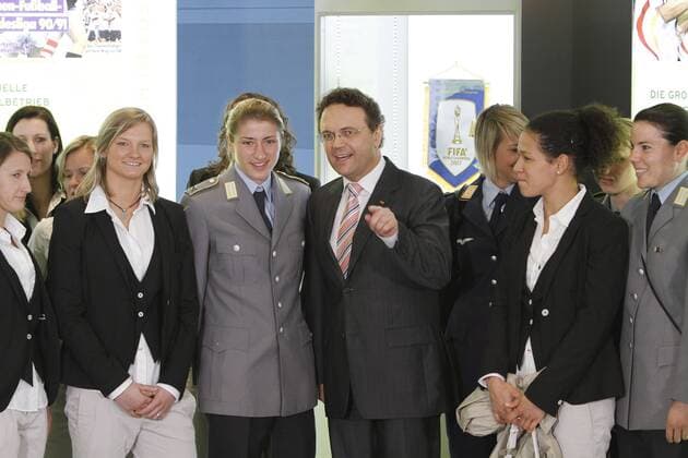 Eröffnung der Ausstellun FRAUEN SCHREIBEN FUSSBALLGESCHICHTE im Bundeskanzleramt Berlin --- vorn v.li.: Sonja Fuss, Alexandra Popp, Bianca Schmidt, Bundesinnenminister Dr. Hans-Peter Friedrich, CSU, Celia Okoyino da Mbabi und Ursula Holl o0 Soldat Soldatin Sportsoldat Sportsoldatin Sportfördergruppe Bundeswehr