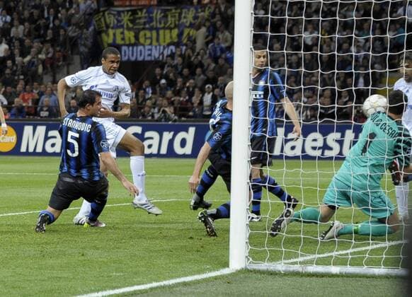Inter Mailand vs. FC Schalke 04 --- Treffer zum 1:1, vorn v.li.: Dejan Stankovic (Mailand), Joel Matip (Schalke), Esteban Cambiasso (Mailand) und Torwart Julio Cesar (Mailand).