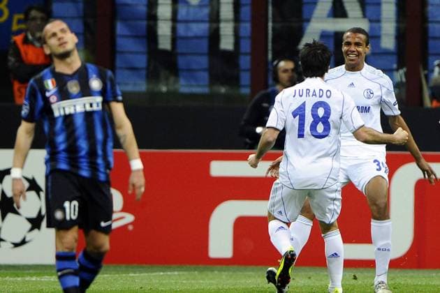 Inter Mailand (blau) vs. FC Schalke 04 (weiß) --- v.re.: Joel Matip, jose Manuel Jurado, Wesley Sneijder  o0 Jubel Freude