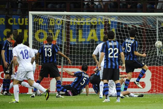 Inter Mailand (blau) vs. FC Schalke 04 (weiß) --- Tor für Schalke zum 1:1 Ausgleich  o0 Totale