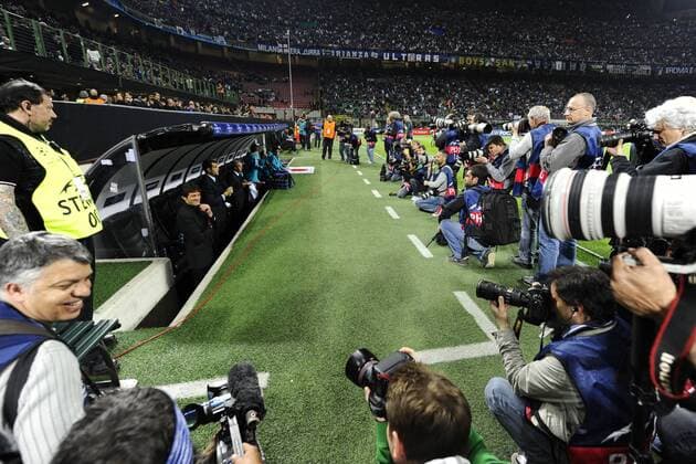 Inter Mailand (blau) vs. FC Schalke 04 (weiß) --- Trainer Leonardo (unten li.)  o0 Totale Medien Meideninteresse Fotograf, Sportfotograf