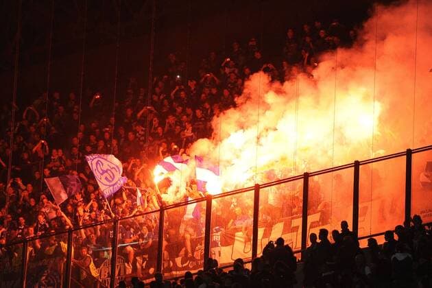 Fanblock FC Schalke 04  o0 Totale Zuschauer Aufmacher bengalisches Feuer, Bengalfeuer Pyrotechnik
