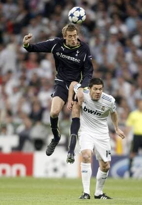 Tottenham Hotspur s Peter Crouch against Real Madrid s Xabi Alonso, Real CF Madrid (white) - Tottenham Hotspur (black)  (201104051316)
