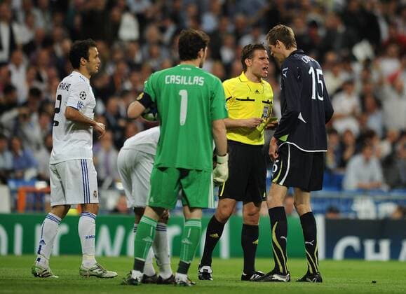 Real CF Madrid (white) - Tottenham Hotspur (black), Tottenham s Peter Crouch is sent off for a second bookable offence by referee Felix Brych (GER)  o0 Spannung