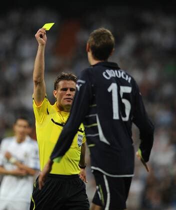 Real CF Madrid (white) - Tottenham Hotspur (black), Tottenham s Peter Crouch receives his first yellow card form referee Felix Brych (GER)  o0 gelbe Karte