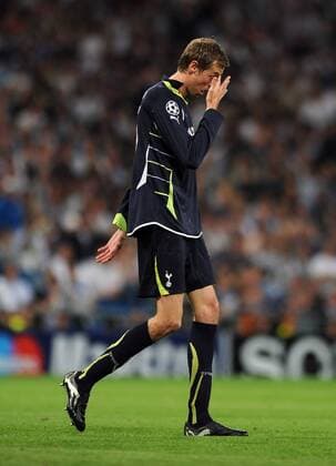 Real CF Madrid (white) - Tottenham Hotspur (black), Tottenham s Peter Crouch looks dejected having been sent off for a second bookable offence  o0 Enttäuschung Abgang
