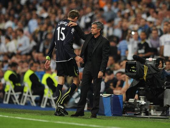 Real CF Madrid (white) - Tottenham Hotspur (black), Tottenham s Peter Crouch is comforted by Jose Mourinho Coach of Real Madrid having been sent off for a second bookable offence  o0 Enttäuschung Abgang