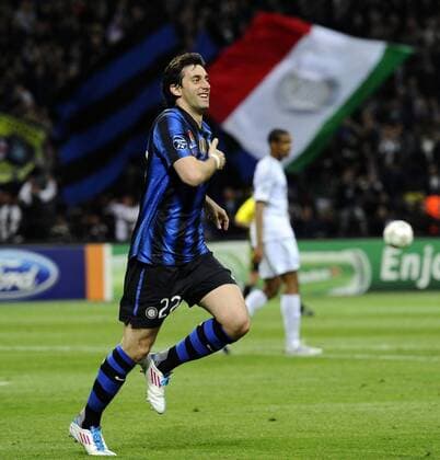 Inter Mailand (blau) vs. FC Schalke 04 (weiß) --- Torjubel Diego Milito  o0 Jubel Freude Fahne, Nationalfahne Objekte ITA