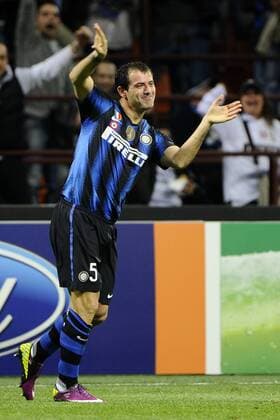 Inter Mailand (blau) vs. FC Schalke 04 (weiß) --- Torjubel Dejan Stankovic  o0 Jubel Freude