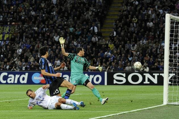 Inter Mailand (blau) vs. FC Schalke 04 (weiß) --- Edu (Schalke) erzielt das 2:2 gegen Andrea Ranocchia und Torwart Julio Cesar (beide Inter)  o0 Tor
