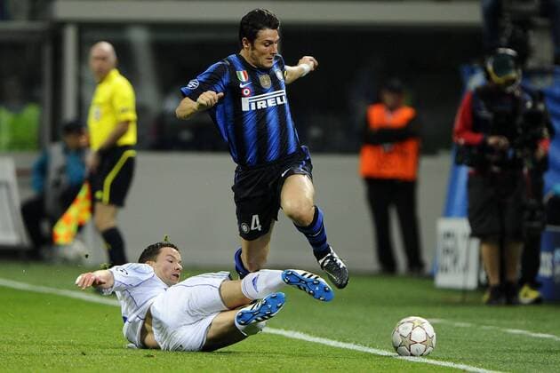 Inter Mailand (blau) vs. FC Schalke 04 (weiß) --- Javier Zanetti (re.), Alexander Baumjohann 