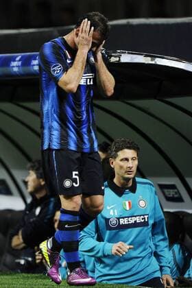 Inter Mailand (blau) vs. FC Schalke 04 (weiß) --- Dejan Stankovic verletzt 