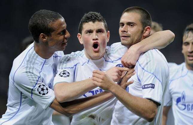 FUSSBALL CHAMPIONS LEAGUE SAISON 2010 2011 Viertelfinale 05.04.2011 Inter Mailand - FC Schalke 04 JUBEL Schalke nach dem Tor zum 2-2 Ausgleich, Joel Matip , Kyriakos Papadopoulos, Torschütze Edu (v.li.) 
