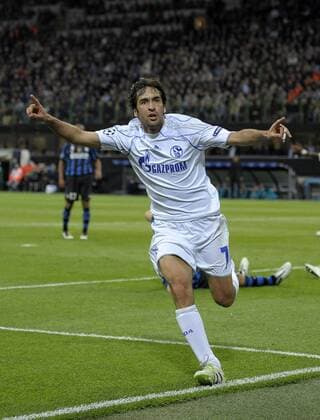 05.04.2011, Fussball Champions-League, Viertelfinale, Inter Mailand - FC Schalke 04, im Stadion Guiseppe Meazza in Mailand (Italien). Torjubel Raul (Schalke).