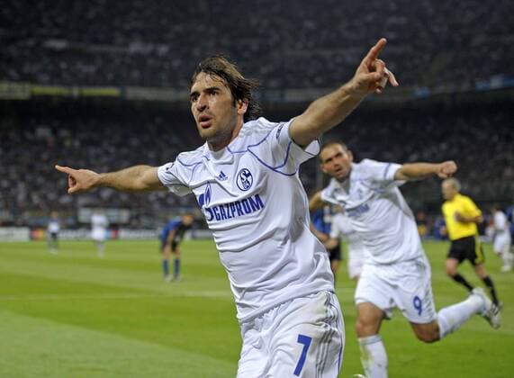 05.04.2011, Fussball Champions-League, Viertelfinale, Inter Mailand - FC Schalke 04, im Stadion Guiseppe Meazza in Mailand (Italien). Torjubel Raul (Schalke).