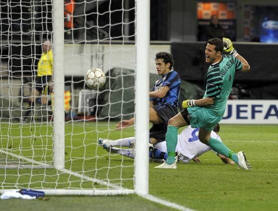 05.04.2011, Fussball Champions-League, Viertelfinale, Inter Mailand - FC Schalke 04, im Stadion Guiseppe Meazza in Mailand (Italien). Tor durch Edu (am Boden, Schalke) zum 2:2. re: Torwart Julio Cesar (Mailand).