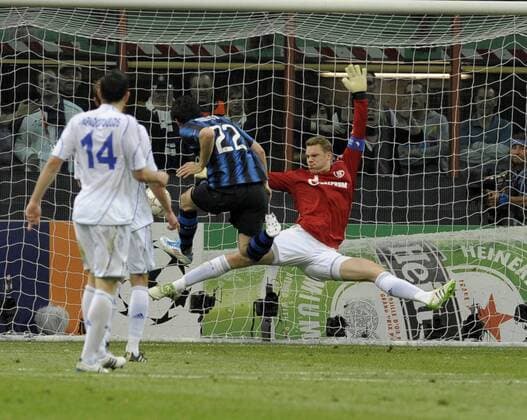 05.04.2011, Fussball Champions-League, Viertelfinale, Inter Mailand - FC Schalke 04, im Stadion Guiseppe Meazza in Mailand (Italien). Treffer zum 2:1 von Diego Milito (li, Mailand) gegen Torwart Manuel Neuer (re, Schalke)