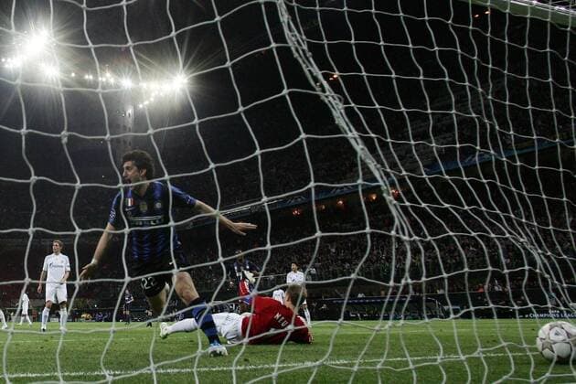 Inter Mailand (blau) - FC Schalke 04 (weiß), Diego Milito, Torwart Manuel Neuer (Schalke)  o0 Jubel, Freude Hintertor, Hintertorkamera, Hintertorperspektive