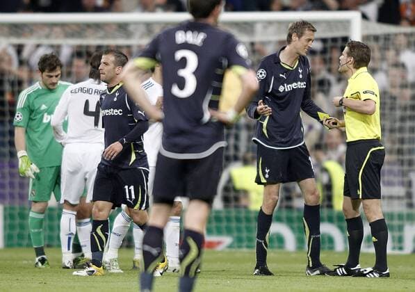 Tottenham Hotspur s Peter Crouch is sent off by Referee Felix Brych, Real CF Madrid (white) - Tottenham Hotspur (black)  (201104051381)