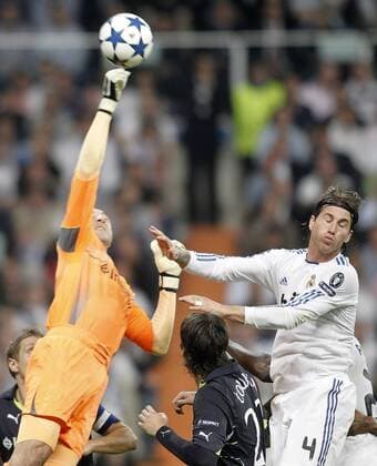 Tottenham Hotspur s Goalkeeper Heurelho Gomes against Real Madrid s Sergio Ramos, Real CF Madrid (white) - Tottenham Hotspur (black)  (201104051439)
