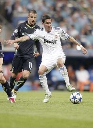 Tottenham Hotspur s Rafael van der Vaart against Real Madrid s Angel Di Maria, Real CF Madrid (white) - Tottenham Hotspur (black)  (201104051473)