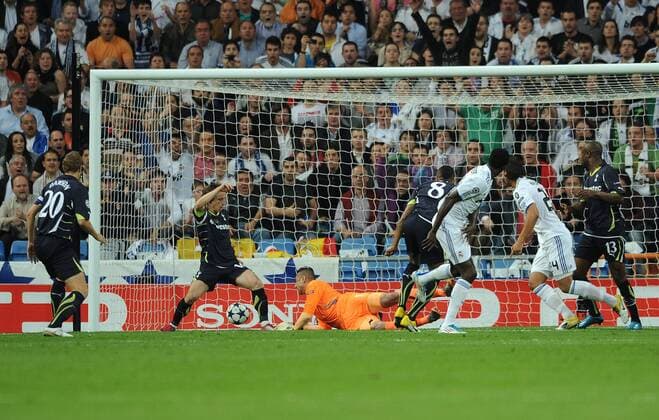Real CF Madrid (white) - Tottenham Hotspur (black), Emmanuel Adebayor (3R) of Real Madrid heads in their opening goal  o0 Tor, Treffer, Gegentor