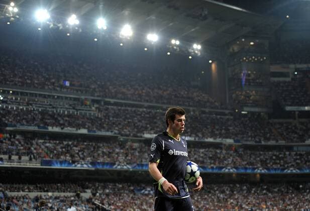 Real CF Madrid (white) - Tottenham Hotspur (black), Tottenham s Gareth Bale carries the ball to the corner 