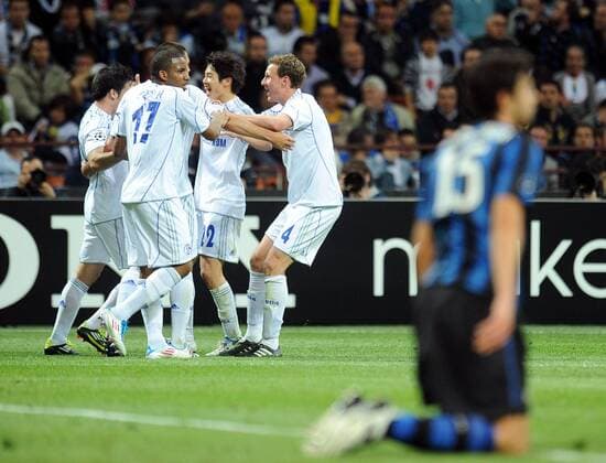 FUSSBALL CHAMPIONS LEAGUE SAISON 2010 2011 Viertelfinale 05.04.2011 Inter Mailand - FC Schalke 04 Andre RANOCCHIA (vorn, Mailand) wendet sich enttäuscht von den jubelnden Schalkern JURADO, Jefferson FARFAN, Atsuto UCHIDA und Benedikt HÖWEDES (v.l., alle Schalke) ab 