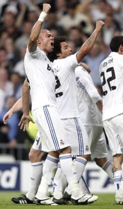 Real Madrid s Pepe and Marcelo celebrate, Real CF Madrid (white) - Tottenham Hotspur (black)  (201104051668) o0 Jubel, Freude